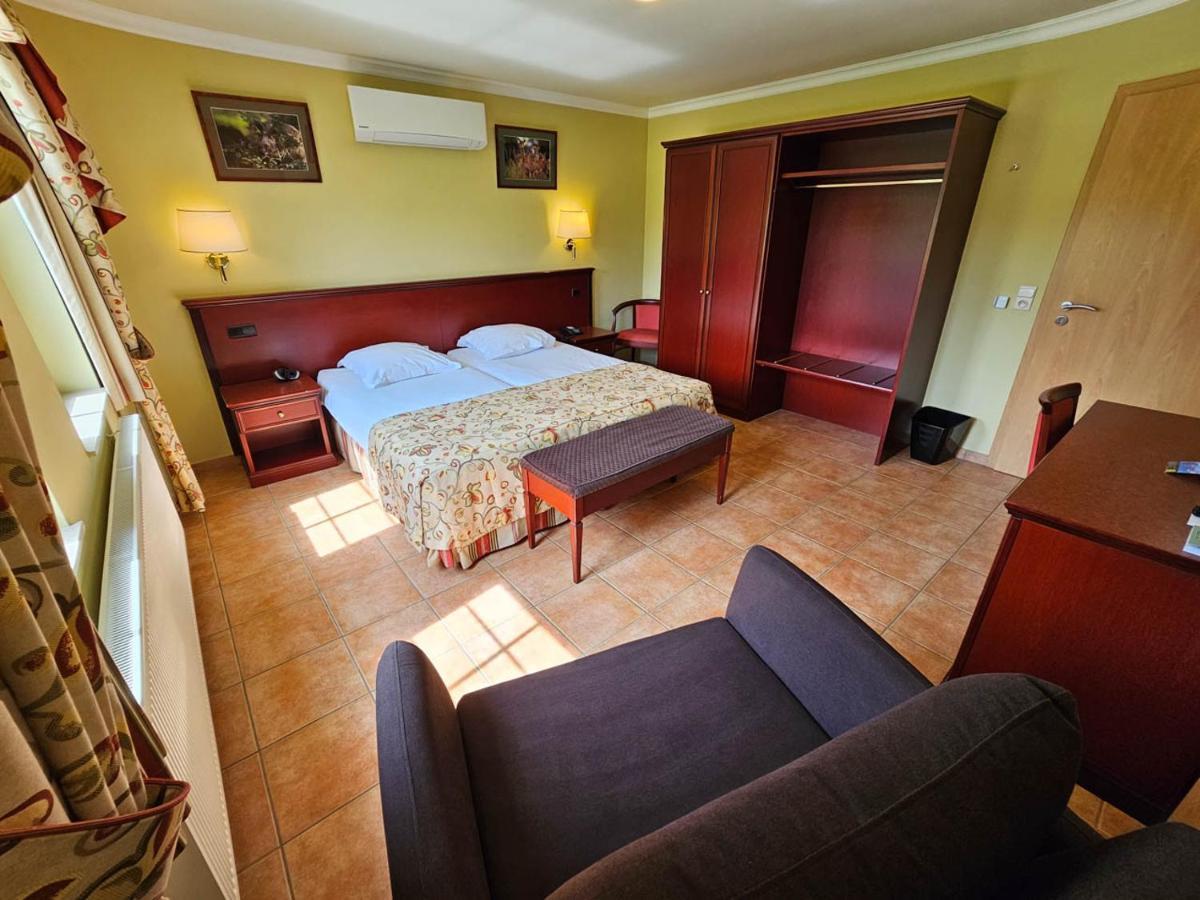 Logis Hotel Le Menobu Тьо Екстер'єр фото